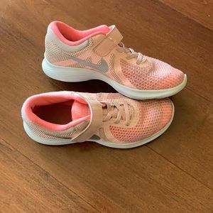 Kids Nike tennis shoe
